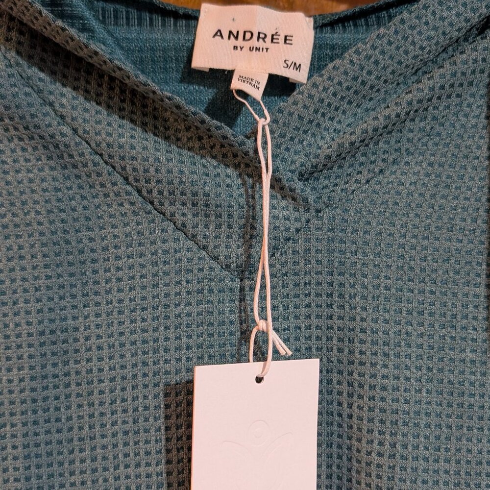 NWT S/M Andree by Unit Textured 3/4 Sleeve Hoodie Top with Front Pocket GREEN - Picture 2 of 7